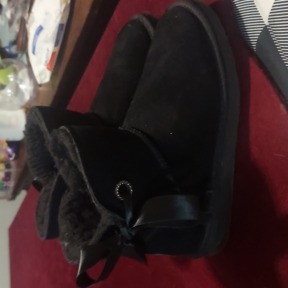 Black BearPaws with a ribbon size 8